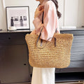 Borsa estiva intrecciata Alessia indossata a spalla