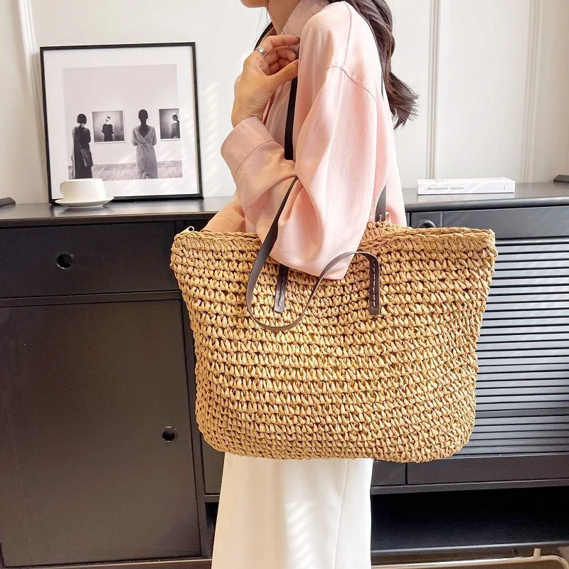 Borsa estiva intrecciata Alessia indossata a spalla